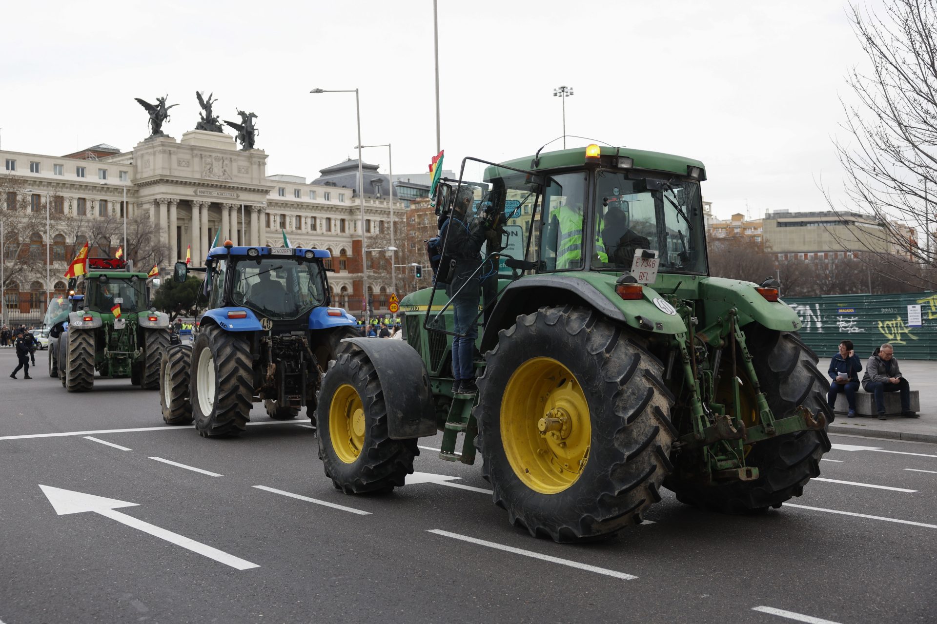 Agricultores continuan con tractoradas y bloqueos de carreteras a pesar