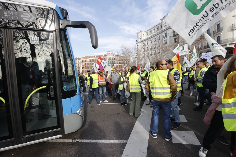 Agricultores mantienen ocupacion en Puerta Alcala a la espera de
