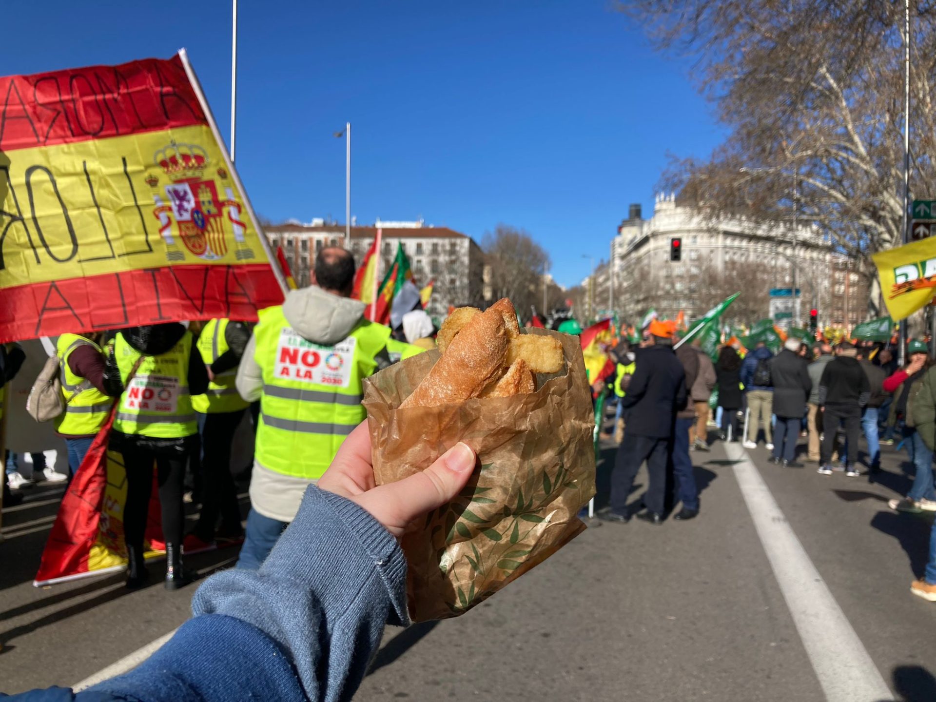 Apoyo marino al campo reparto de bocadillos de calamares en