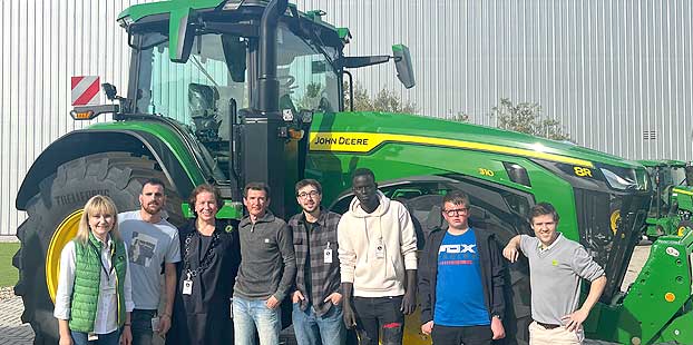 Graduados de la segunda promocion de tractoristas John Deere por