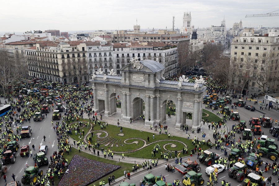 Madrid se llena de tractores en multitudinarias protestas extendiendose a