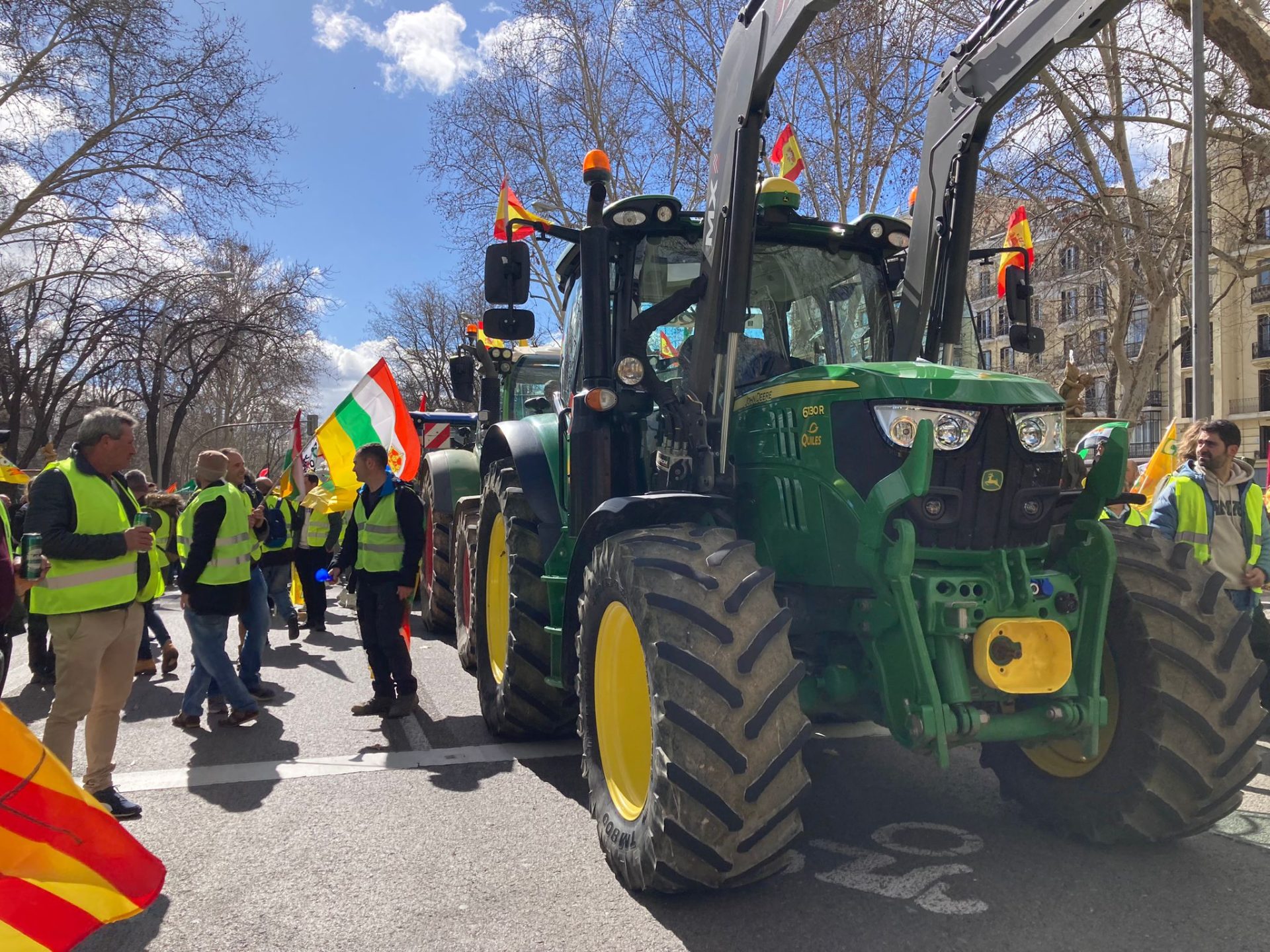 Miles de agricultores acompasan tractores en recorrido por el centro