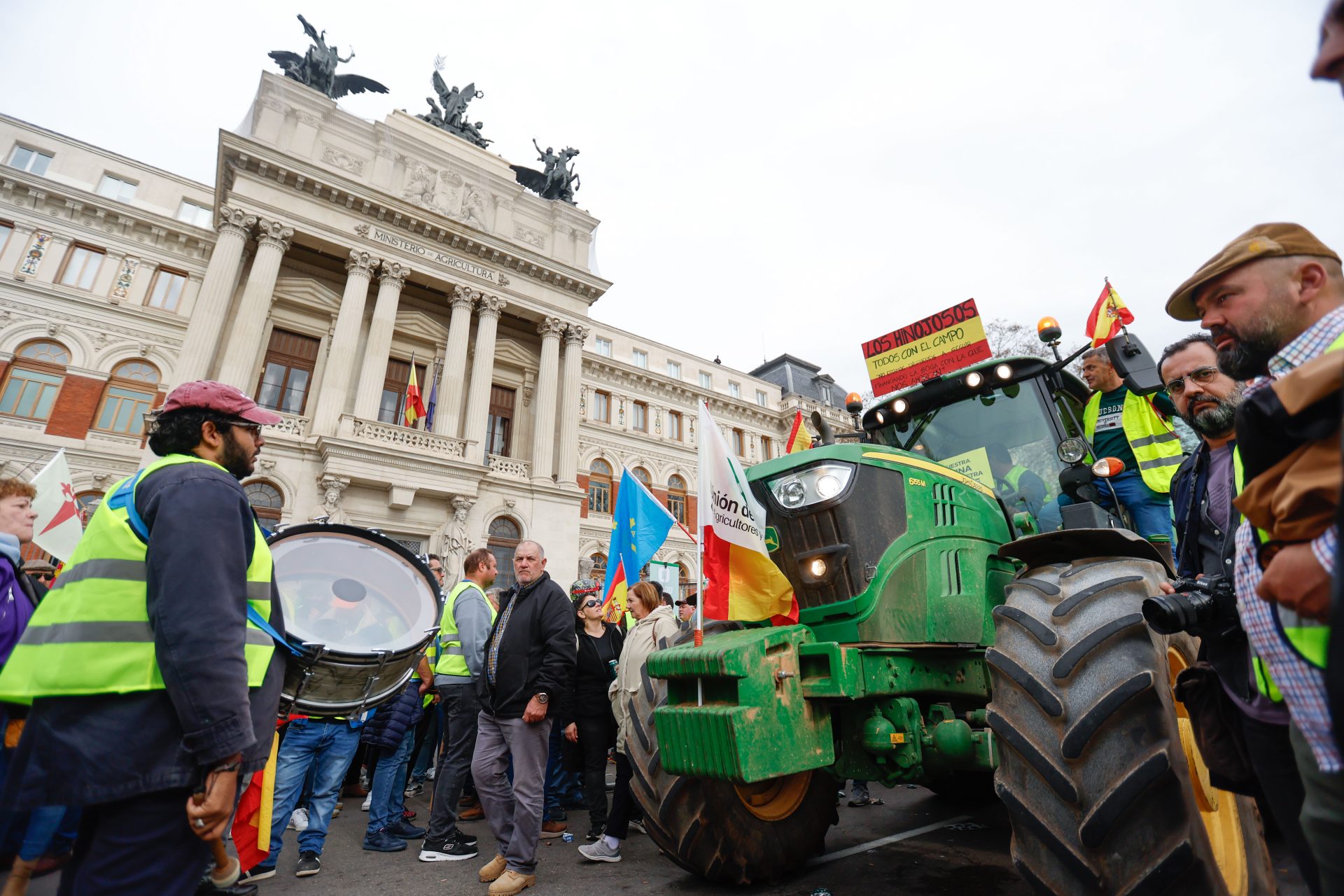 Miles de agricultores se congregan en Madrid antes de finalizar