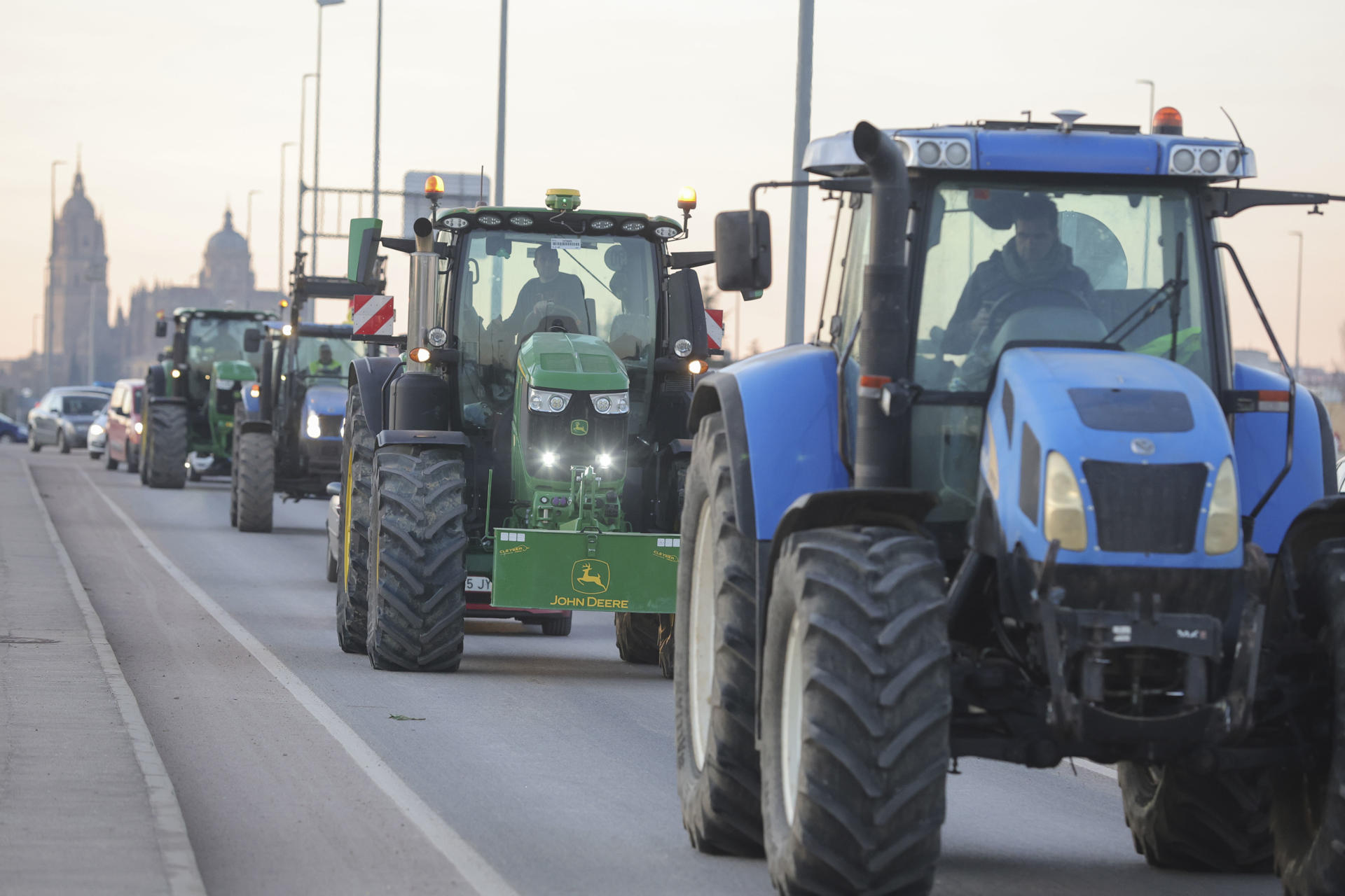 Octavo dia de protestas agricolas se tine con bloqueos en