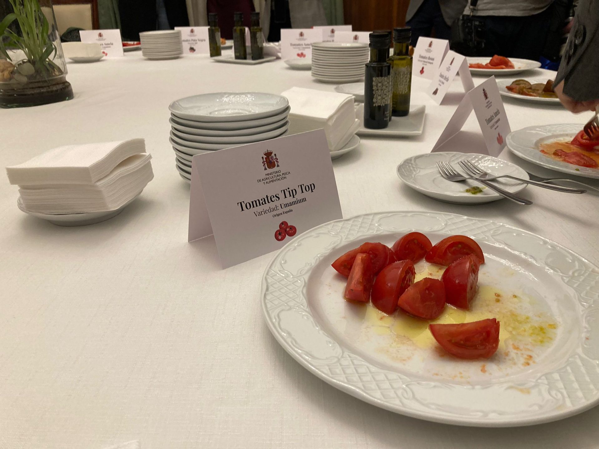 Planas presenta cata de tomates ecologicos en el Ministerio en