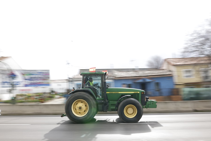 Primer dia de paro indefinido de transportistas y agricultores transcurre