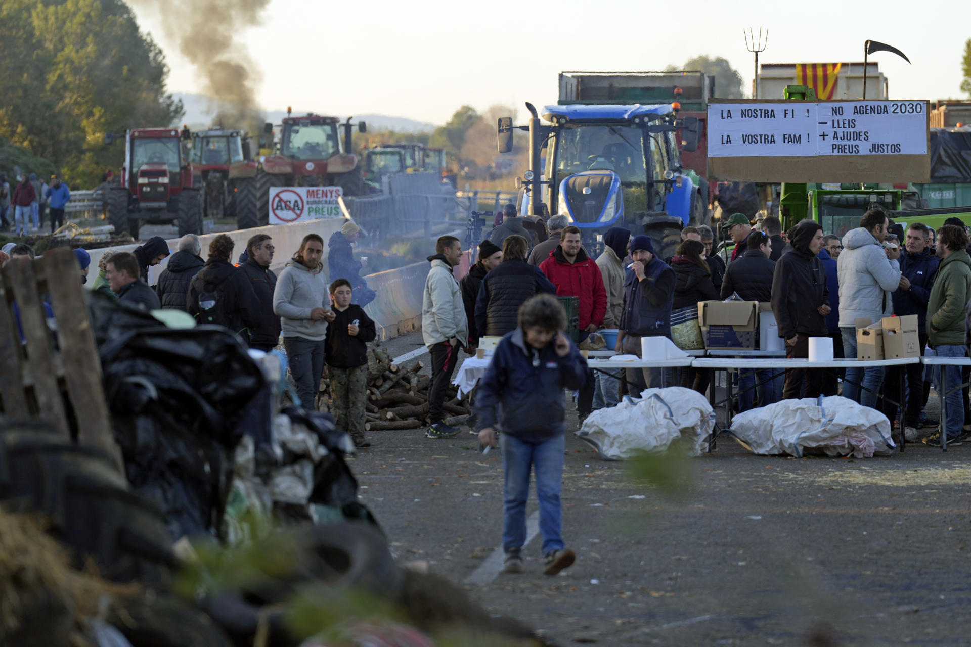 Protestas agricolas mantienen los bloqueos en Cataluna y se
