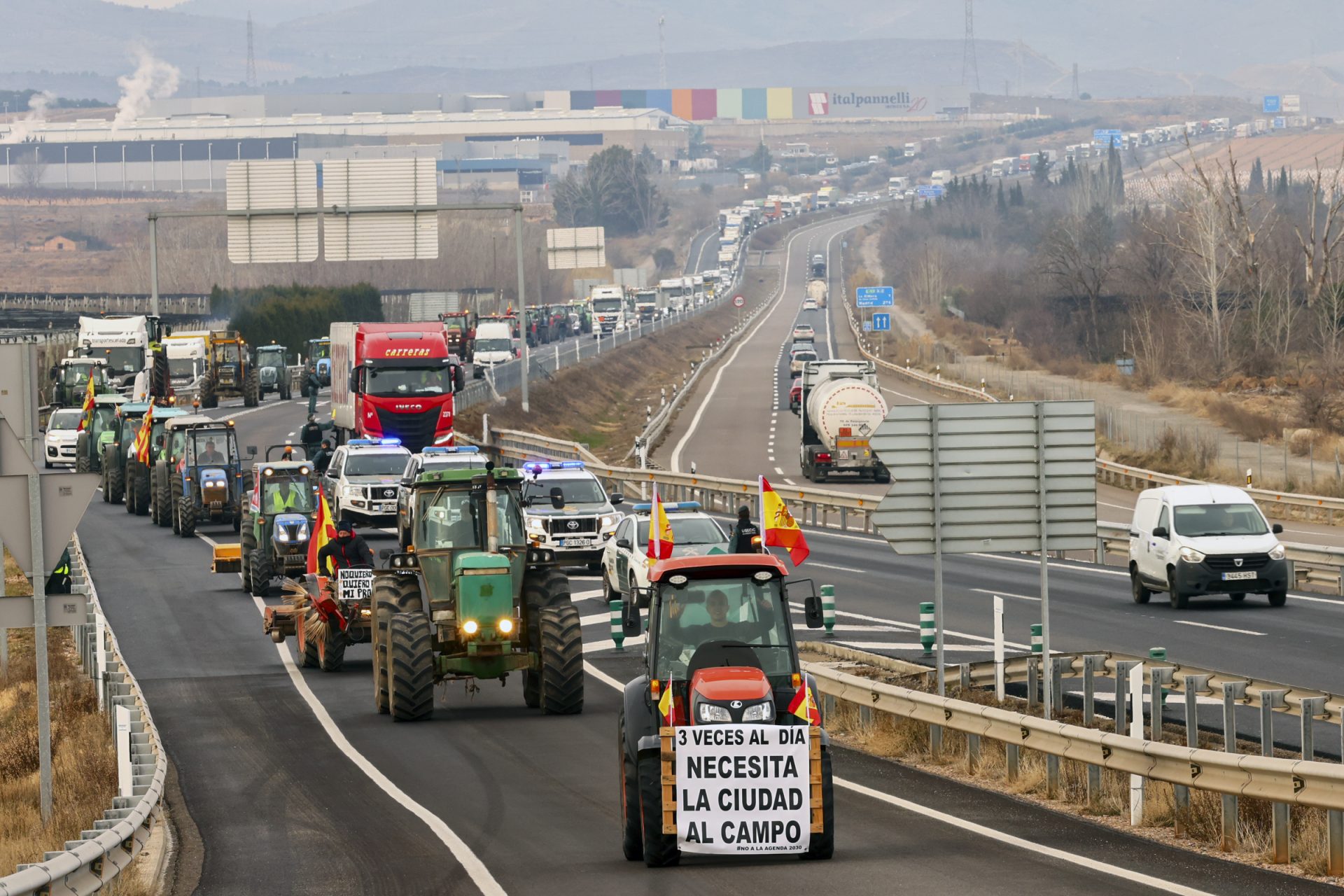 Tractoradas bloquean infraestructuras en multiples provincias