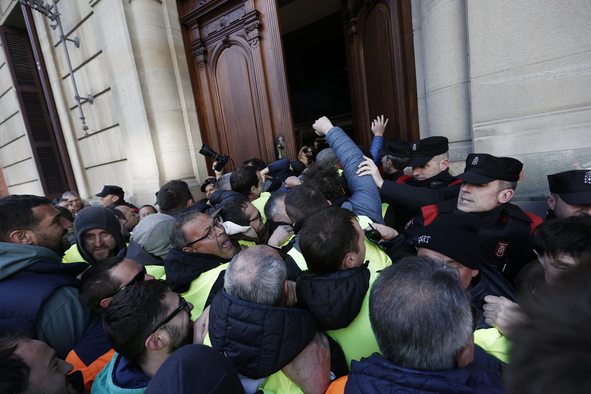 Agricultores buscan ingresar al Parlamento de Navarra por la fuerza
