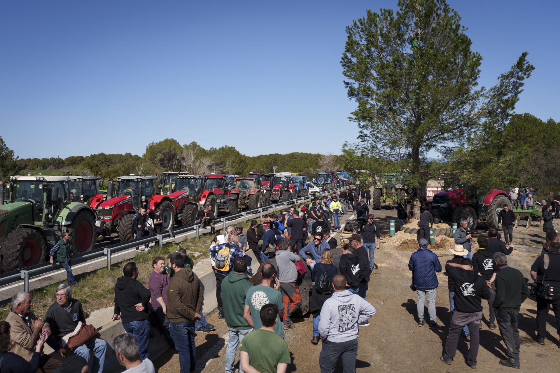 Agricultores en Cataluna continuan el bloqueo en la carretera A 2