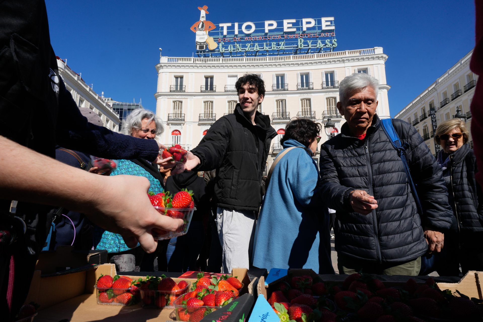 Fresas de Huelva conquistan la Puerta del Sol con promesa