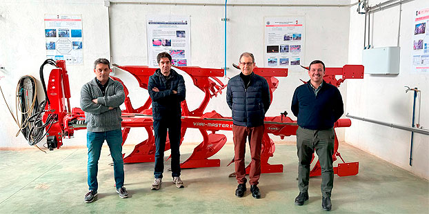 Kuhn hace una donacion significativa entrega un arado a la