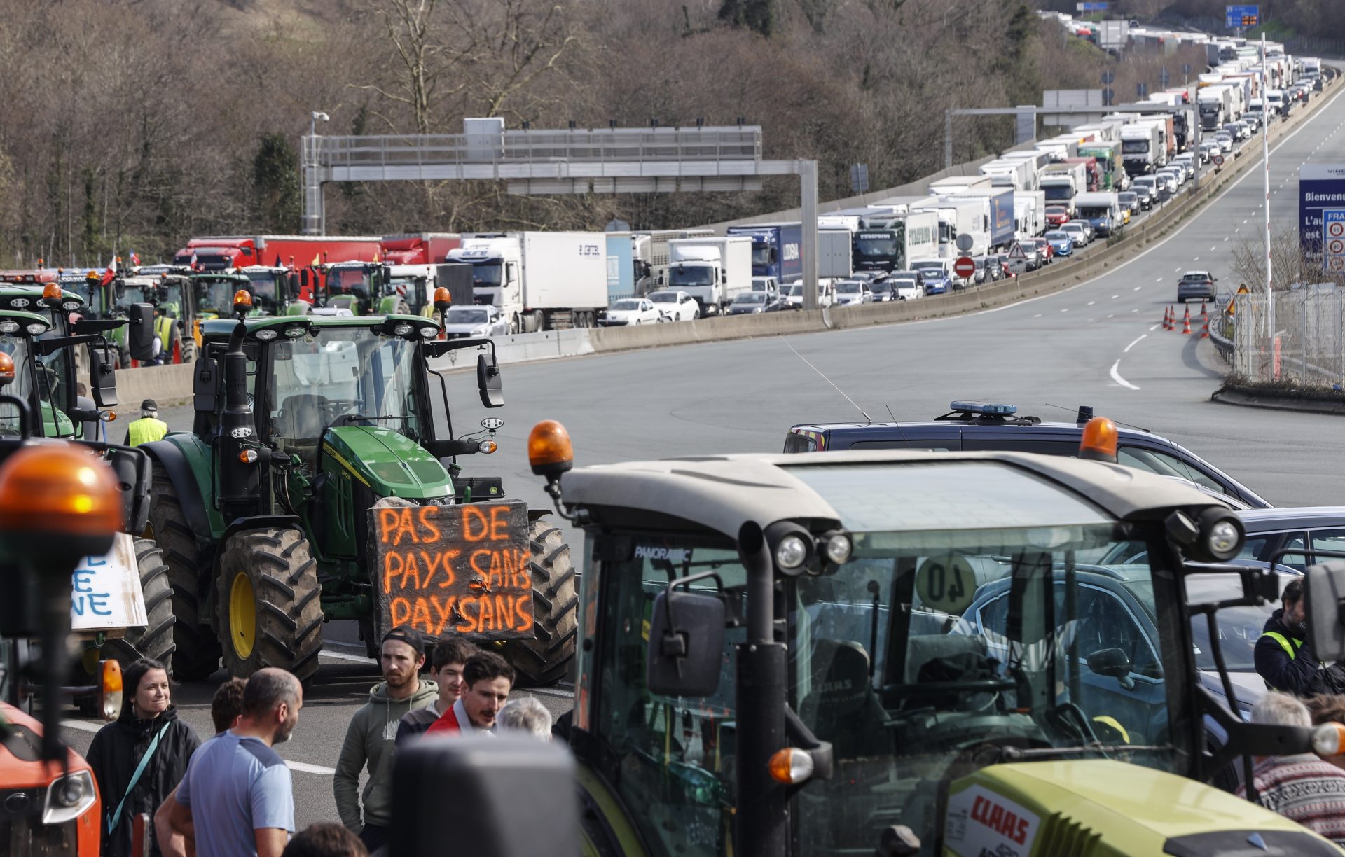 Manifestaciones de agricultores causan bloqueos y asaltos anuncian 10 tractoradas