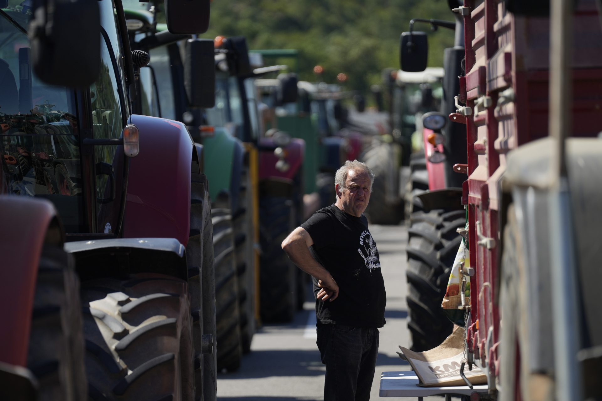 Agricultores continuan bloqueando cinco pasos fronterizos en Cataluna