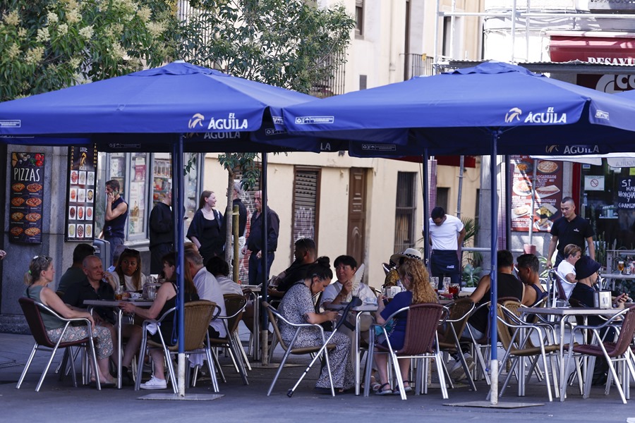 Espanoles eligen refrescos en vidrio bravas y terraza como preferencias