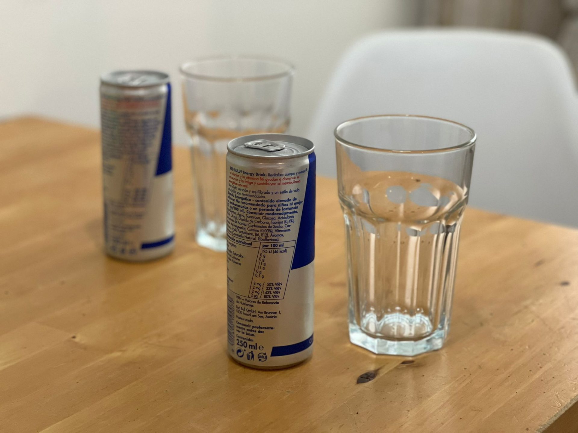 Gobierno planea prohibir bebidas energeticas en centros escolares