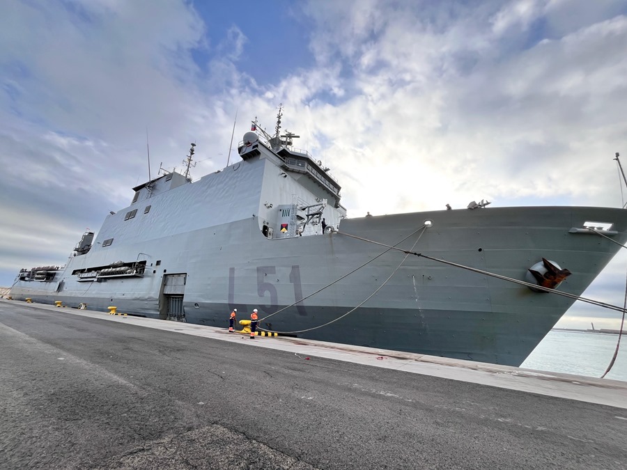 El buque Galicia llega a Valencia con 104 militares, alimentos y dos helicópteros para reforzar la seguridad