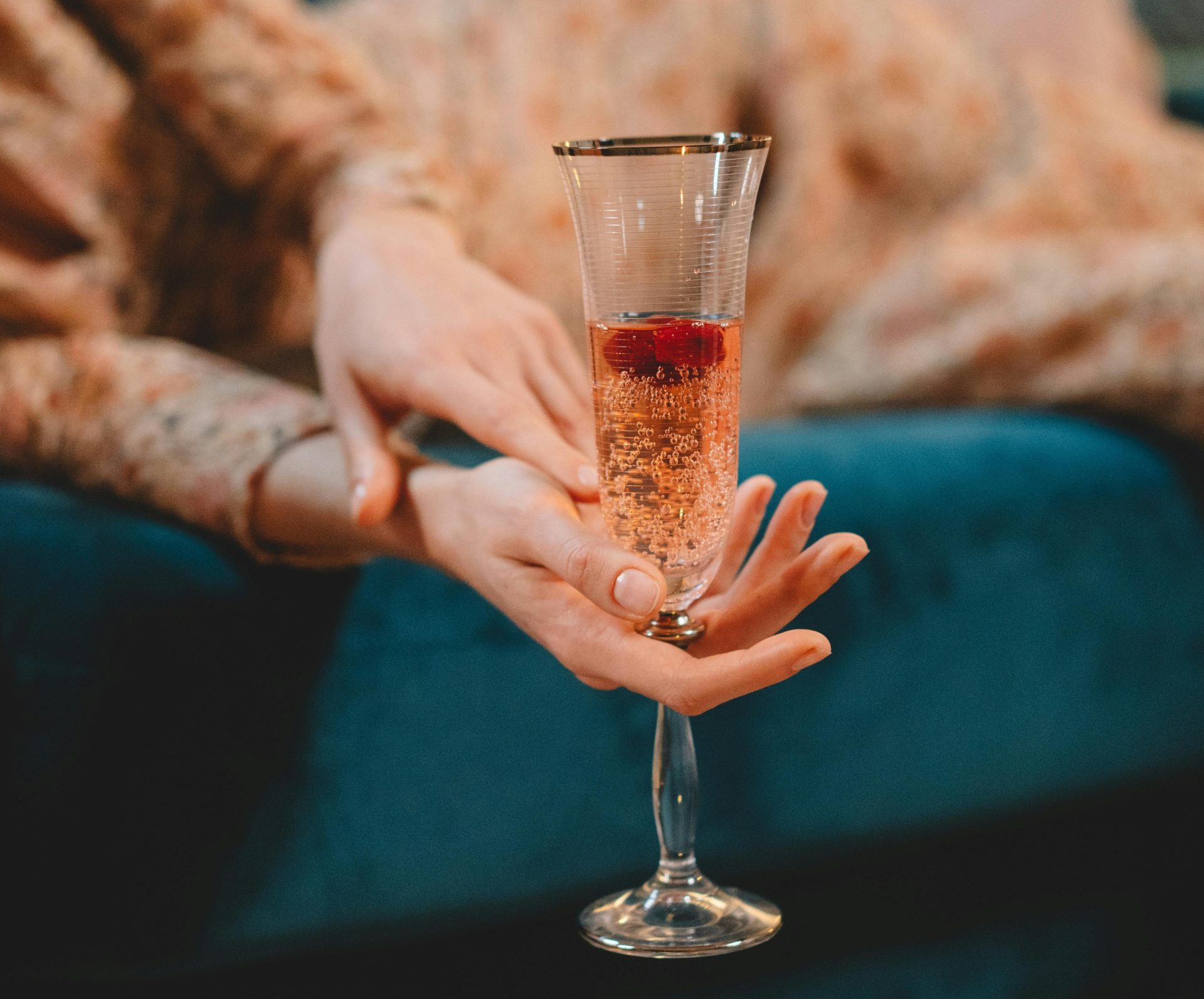 Brillantes combinaciones navideñas: el cóctel de vino con purpurina y el irresistible blanco París