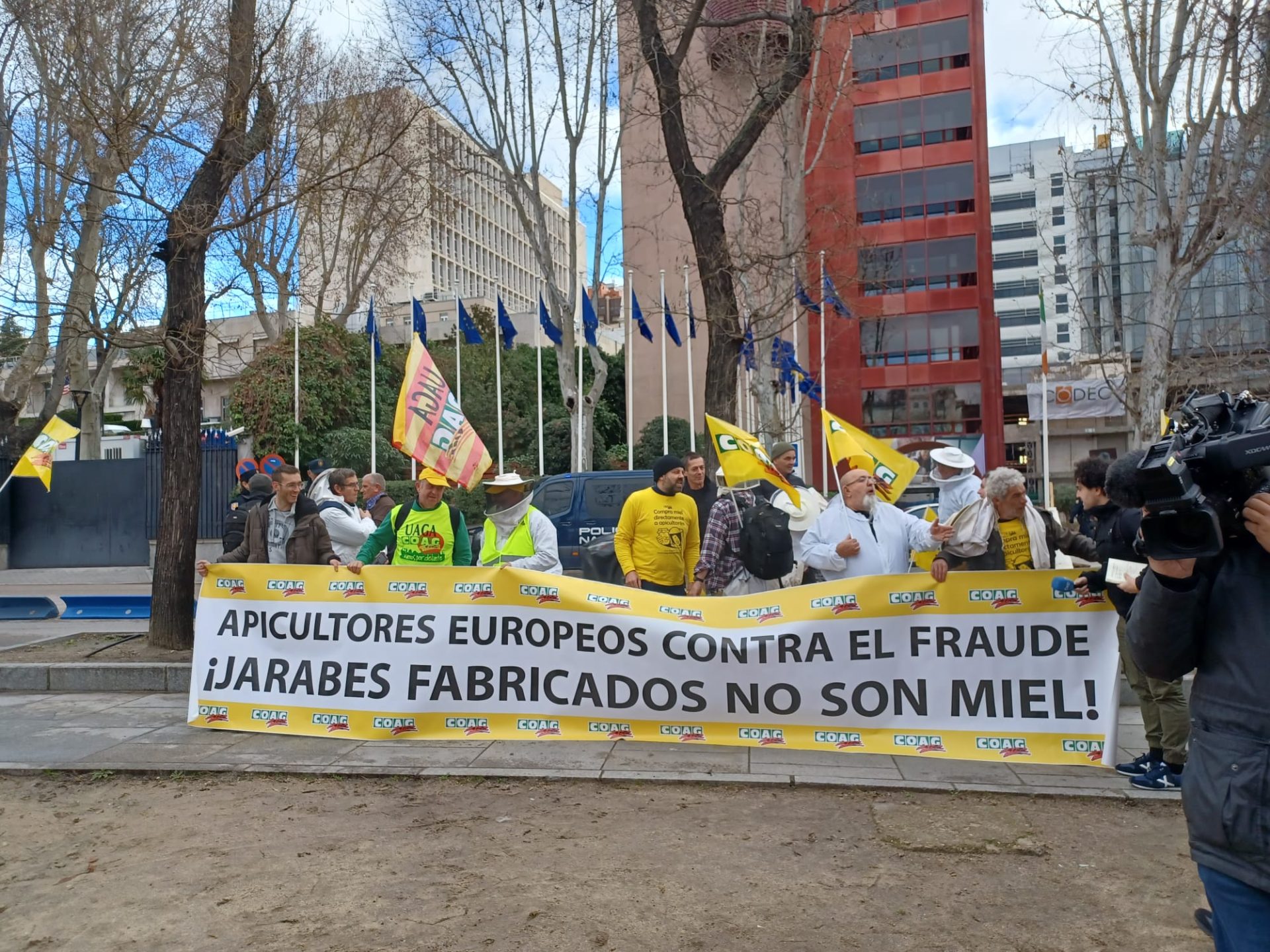 Ahumadores y miel en el asfalto: cómo un comercio perjudica a los apicultores