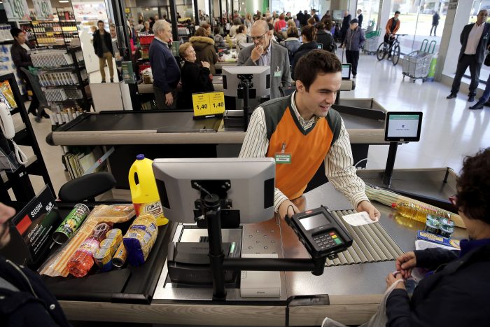 Supermercados se oponen al recorte de jornada laboral: razones y repercusiones para los trabajadores