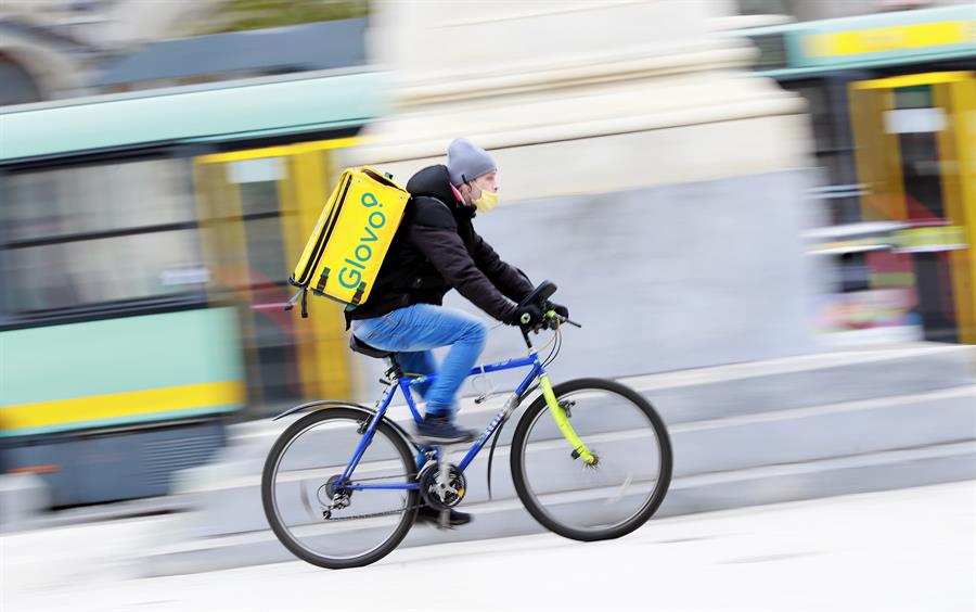 Bruselas sanciona a Glovo y Delivery Hero con 329 millones por prácticas anticompetitivas en el reparto de comidas