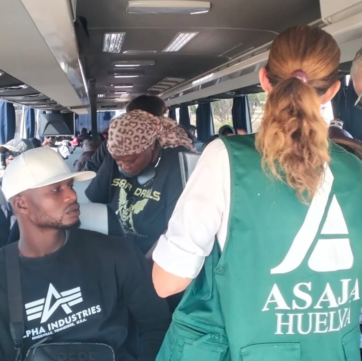 Los primeros trabajadores senegaleses desplegados por Asaja y Freshuelva inician la campaña agrícola en Huelva