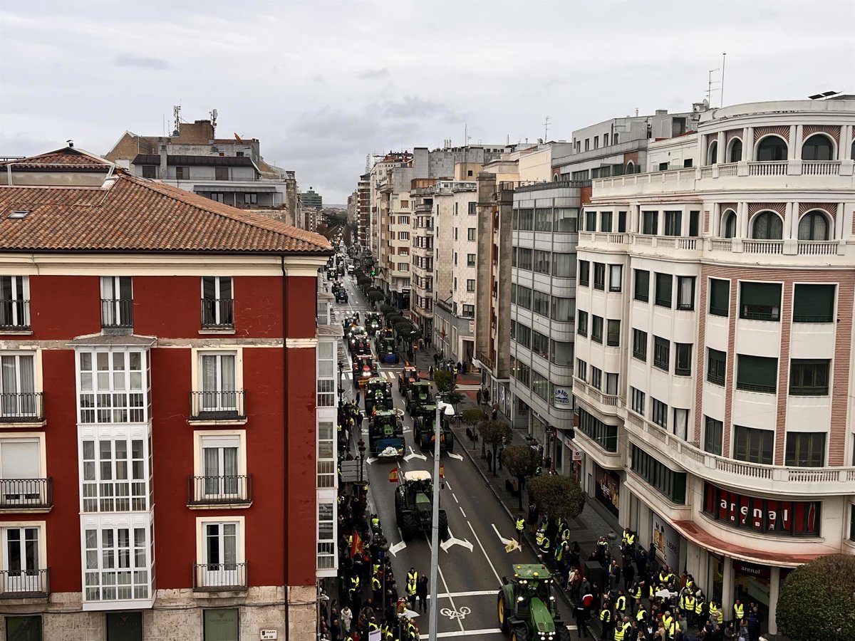 1.500 agricultores y ganaderos y 600 tractores reclaman en Burgos más protección al campo