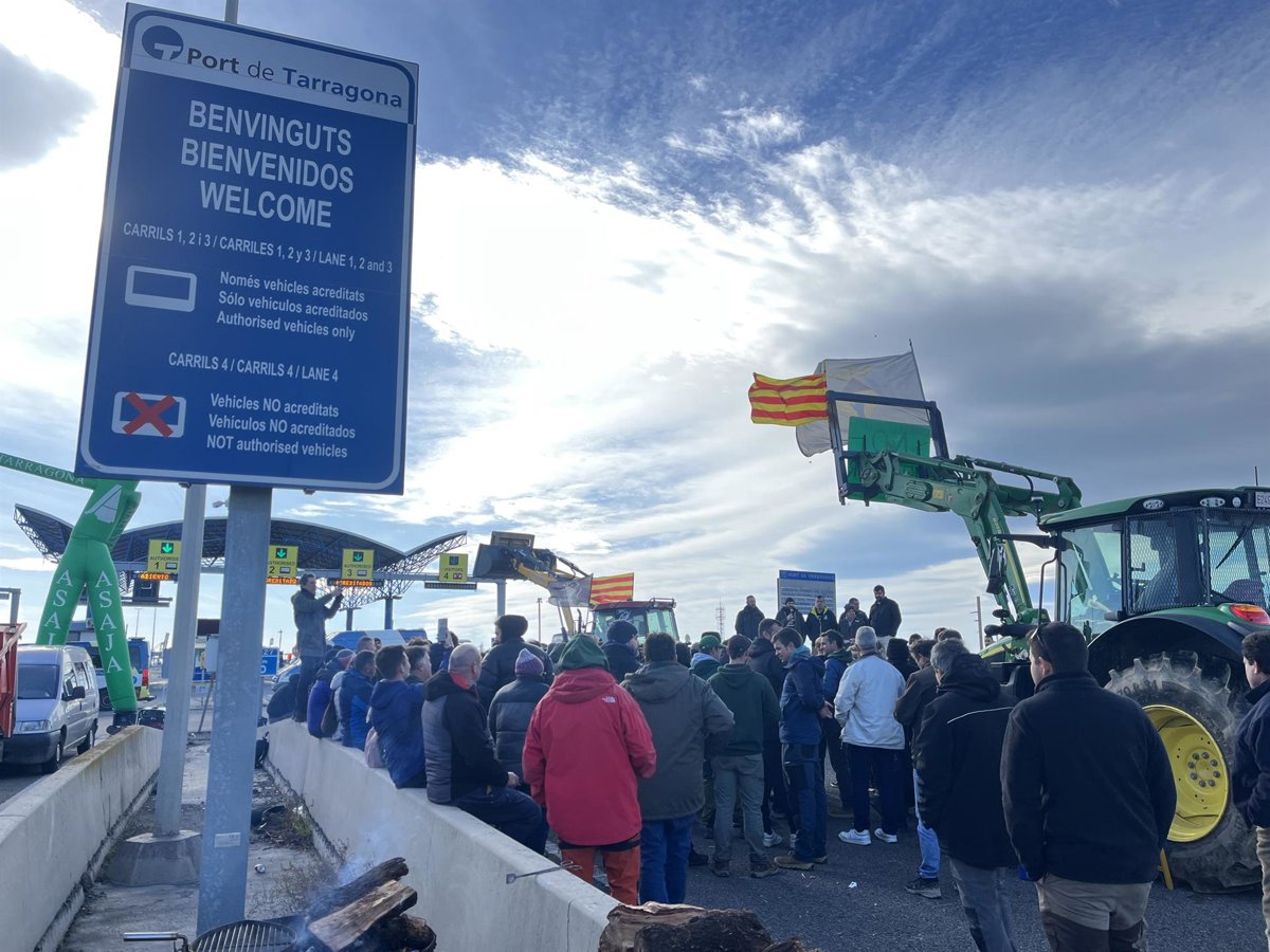 Agricultores bloquean el Port de Tarragona y piden apoyo del Govern