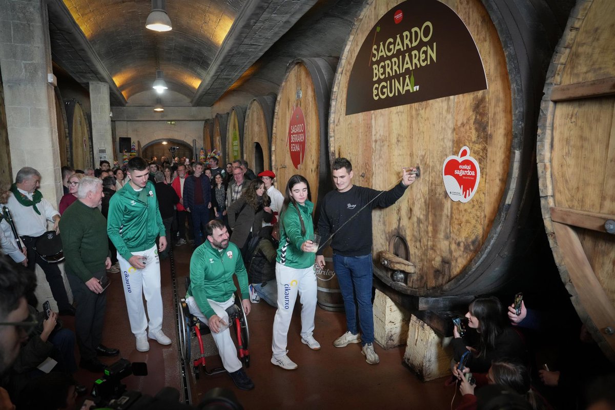 La Selección Vasca de Pelota inaugura la temporada de sidrerías en Petritegi