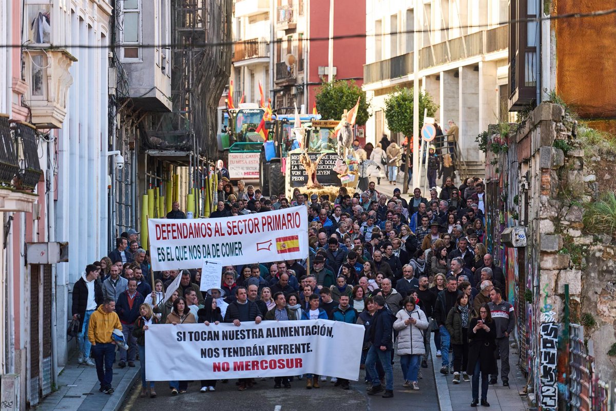 Más de 25.000 agricultores y 15.000 tractores toman las calles en el súper jueves del campo