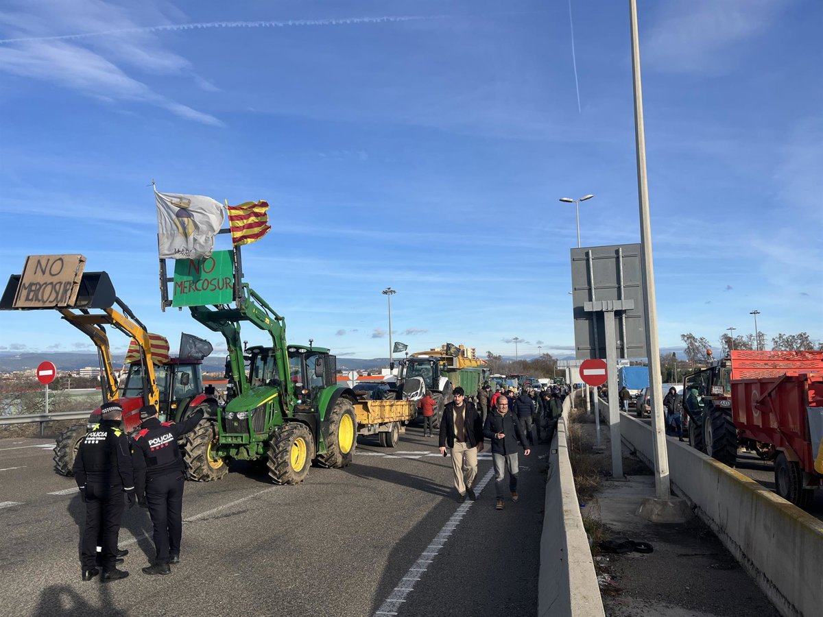Unos 70 tractores cortan el acceso al Puerto de Tarragona contra el acuerdo de Mercosur