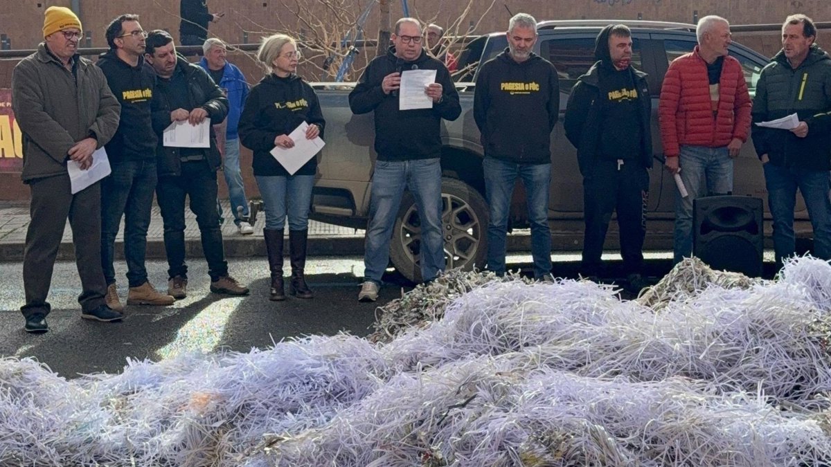 Concentración de UP en Lleida exige al Govern menos burocracia y más protección agraria