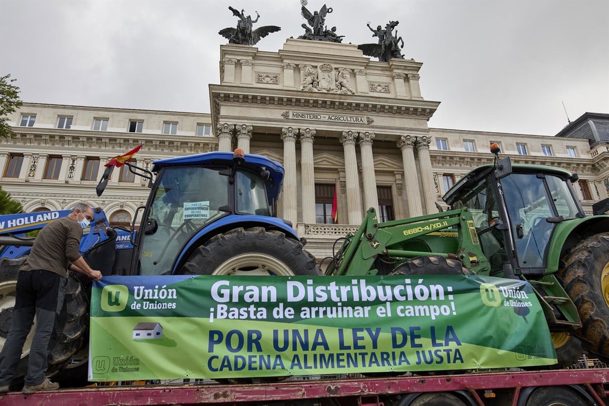 Miles de agricultores y ganaderos y 500 tractores recorren Madrid contra la PAC y Mercosur