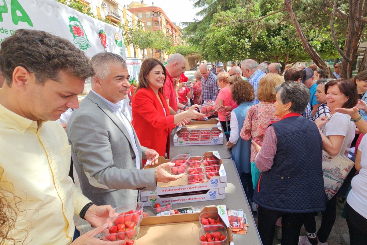 Reparten en Jaén más de 1.000 tarrinas de fresas de Huelva para promover su calidad