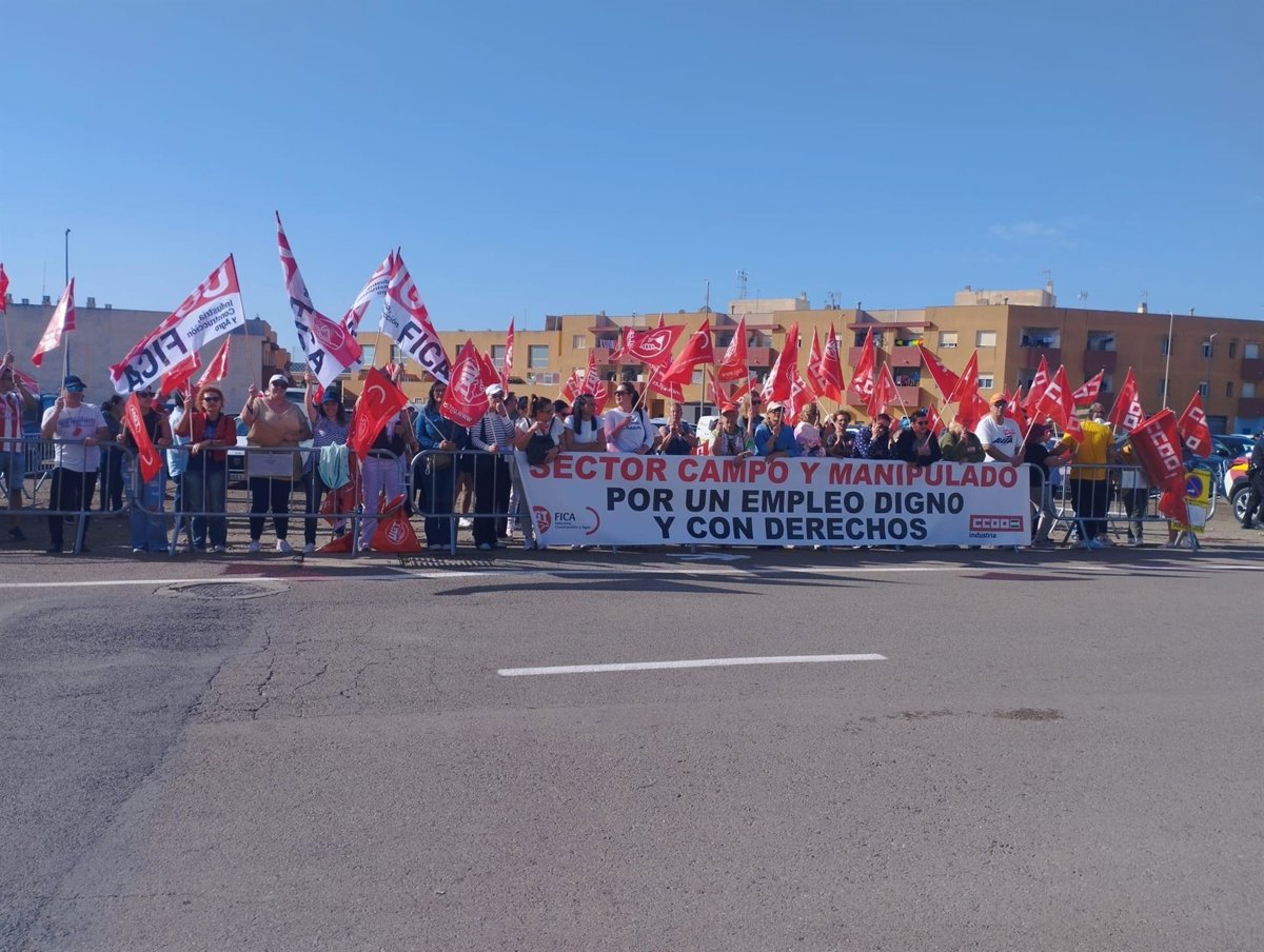 UGT y CCOO amenazan con huelga en Almería si no se desbloquea el convenio hortofrutícola