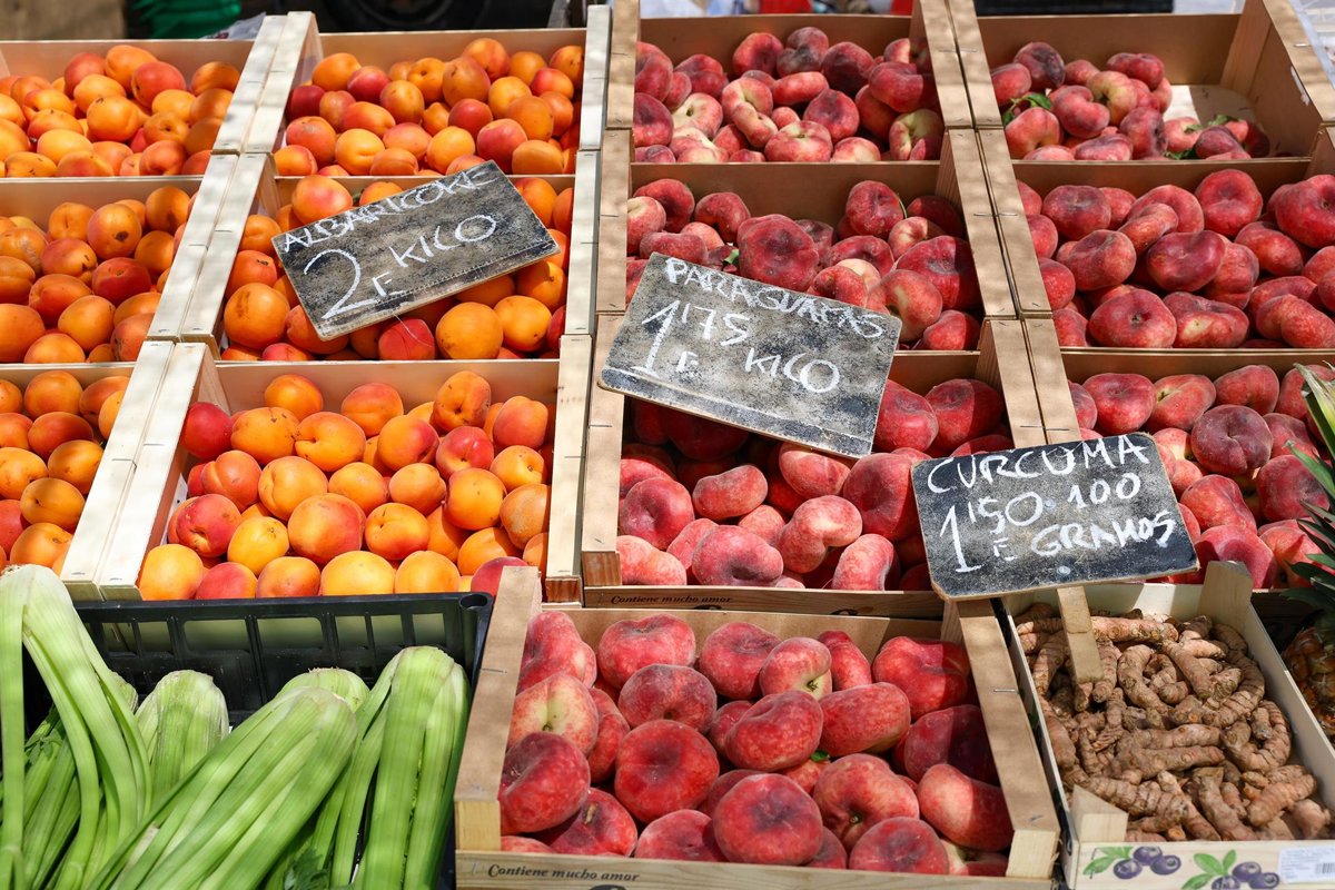 UPA denuncia prácticas abusivas en la distribución que afectan la venta de fruta en España